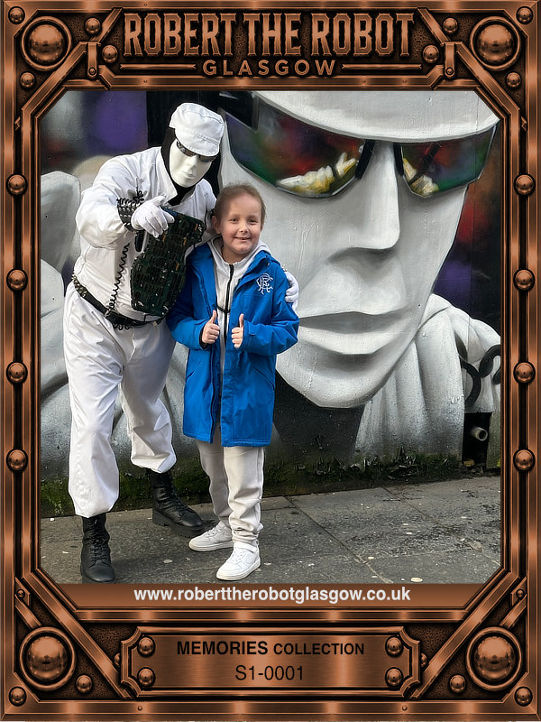 Robert the Robot Glasgow with wee Cole in front of the Robert the Robot mural – Memories Collection S1-0001.